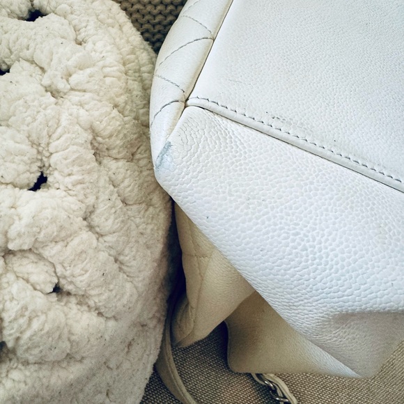 Caviar Quilted Grand Shopping Tote GST White - Picture 10 of 13